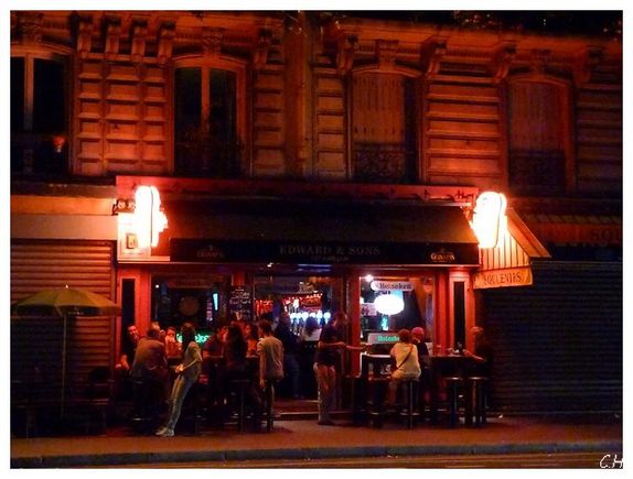 Pigalle-la-Nuit-14-Aout-2011-terrasse.jpg