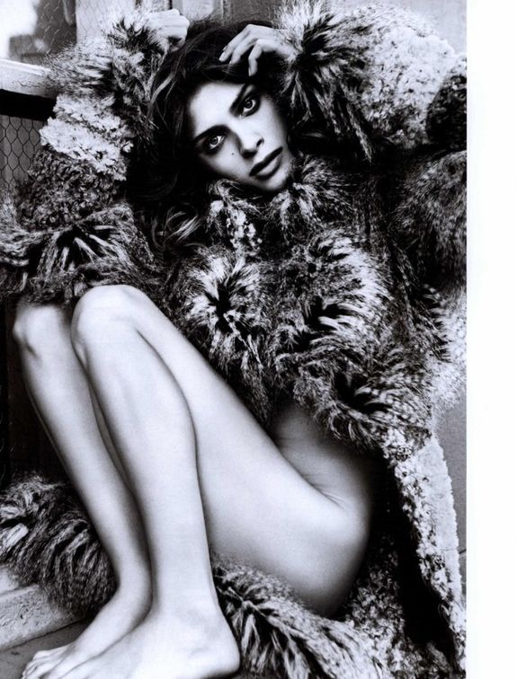 Elisa Sednaoui nue