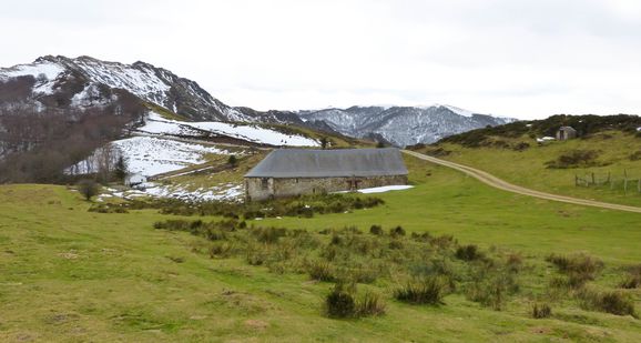 Vue-sur-la-face-nord-de-la-chapelle-Saint-sauveur.jpg