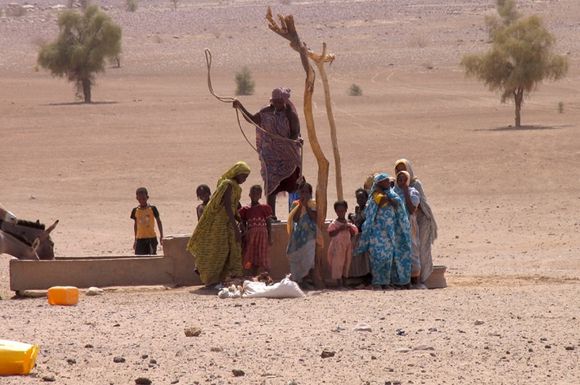 Femmes mauritaniennes puisant l'eau proche Moudjeria Sahara