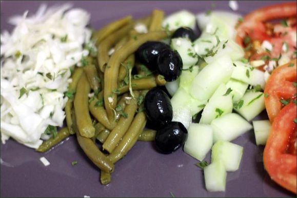 Salade DIY : chou, haricots verts, olives noires, concombre, tomate, mélange persillade et vinaigrette à part. vegecarib1069