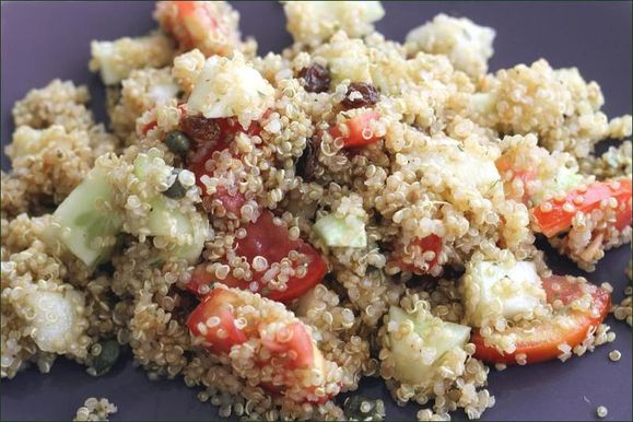 Salade de quinoa, tomates, concombre, câpres, raisins secs, vinaigrette au citron. vegecarib1071