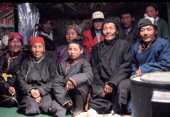 Famille-Tatsan-Mongolie-lac-Khosgol.jpg