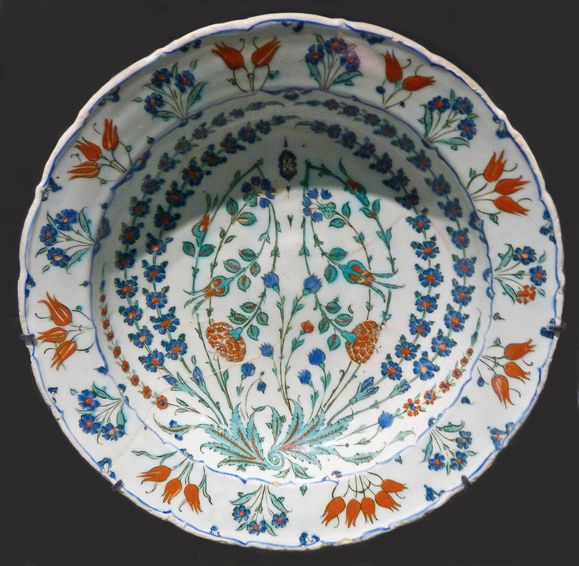 Plat à décor floral Iznik vers 1565-1570