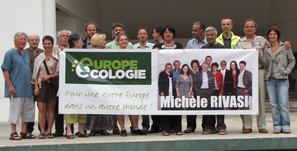 Une partie du groupe lors la venue de Michèle Rivasi à Aix les Bains en juin 2009, à l'occasion de la campagne électorale pour les élections européennes ConferenceMicheleRivasi05062009.jpg