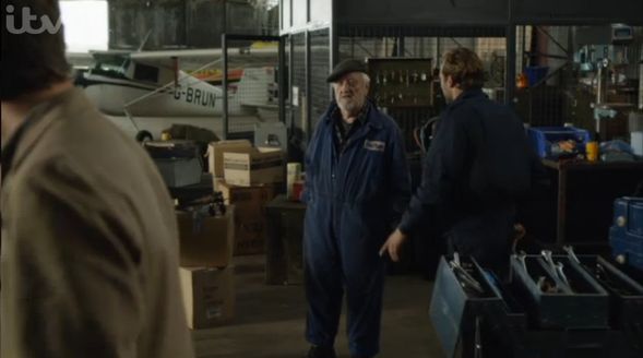 Barnaby-John-S16X04-Hangar-et-mecaniciens-Flying-club-Blog.jpg