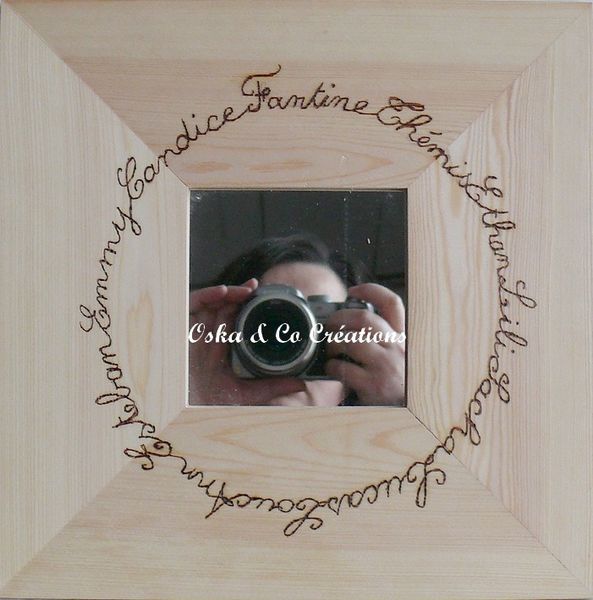ronde-de-prenoms-pyrogravee-sur-miroir-cadre-bois-oska---.jpg