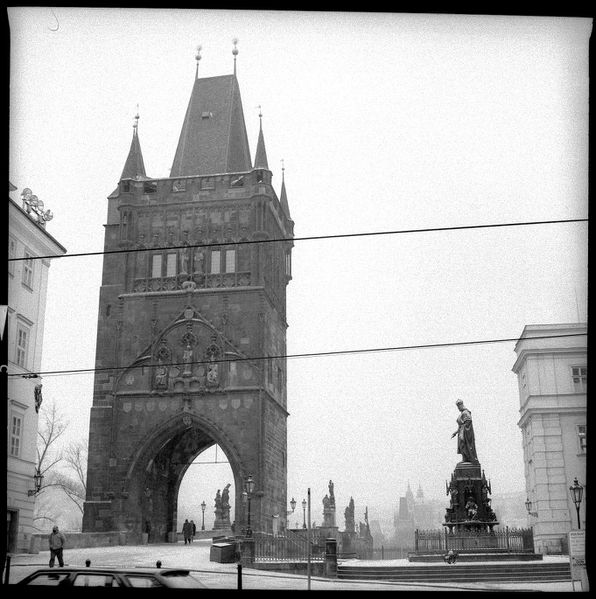 raa Vieille porte du Pont Charles, Prague, jan 1996