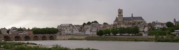 799px-Nevers_-_Vue_depuis_la_rive_sud_de_la_Loire.jpg