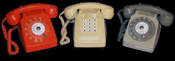 Téléphones S63 : orange à cadran de 1982, ivoire à touche 1982 et un p