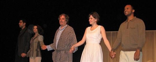 1-les-interpretes-ont-ete-ovationnes-a-la-fin-de-la-piece-2.jpg