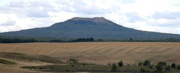 Mt-Napier-along-Harman-s-valley---travelling-australia.jpg