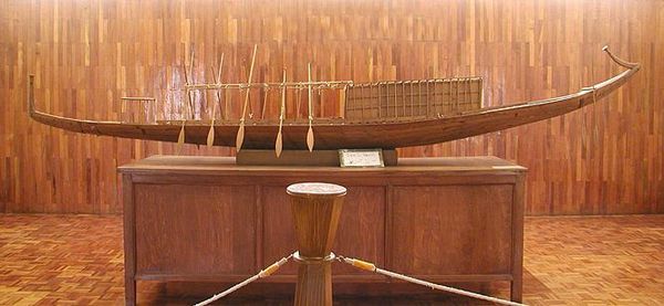 maquette de la barque de Khéops découverte et reconstituée.