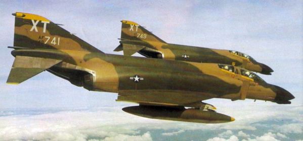 800px-F-4Cs_557th_TFS_12th_TFW_over_Vietnam_1968.jpg