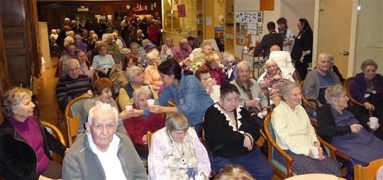 ambiance-1-les-residents-ont-ete-reunis-a-la-salle-sainte-m.jpg