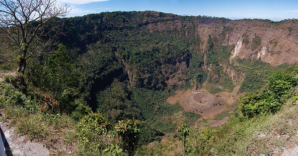 800px-Boquerón crater