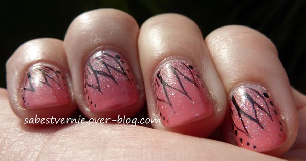 Nail art petales rose et noir 4
