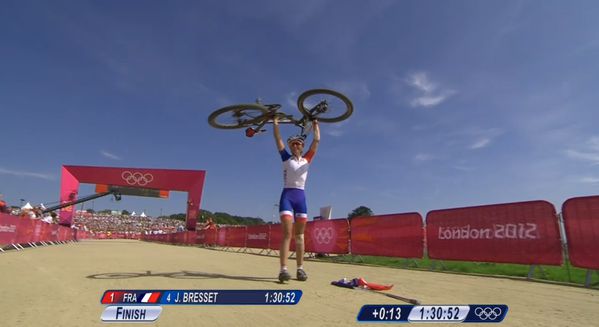 Julie Bresset - médaille d'or VTT - porte son vélo en tri