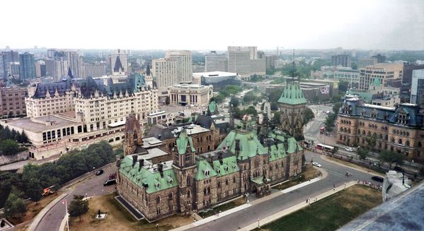 Ottawa-vue-sur-Chateau-Laurier-et-Edifice-de-l-Est-3b.jpg