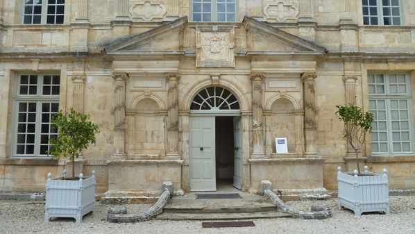 bussy-chateau-entree.JPG