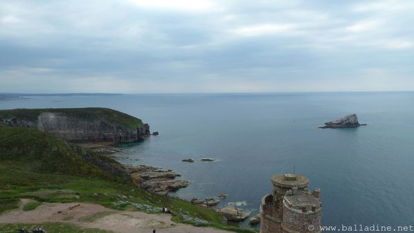 Bretagne, Côtes d'Armor, le cap Fréhel, vue sur la tour Vauban P1230624.JPG