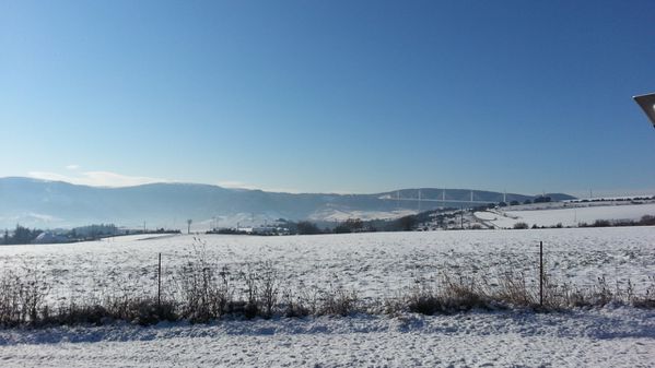 17-janvier-2013-gel-et-neige-sur-millau-viaduc.jpg