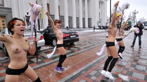 Femen-devant-le-parlement-d-Ukraine.jpg