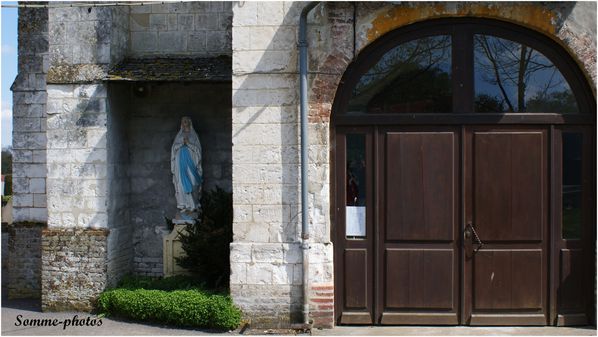 bas de l'église de Caours (80)