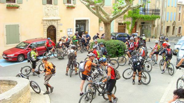 Rassemblement dans le village