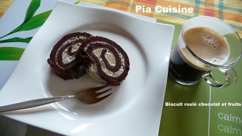 Biscuit-roule-chocolat-et-fruits.JPG