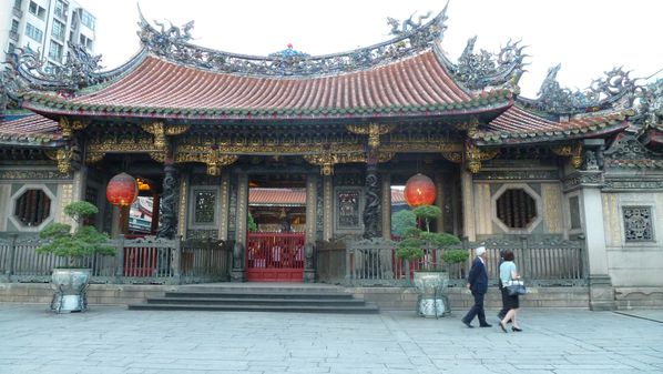 2012-09-26_17-28-24-Longshan-Temple.JPG