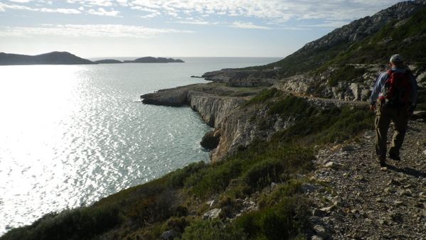 36-arrivee-a-Marseilleveyre--au-loin-ile-de-Jarre.JPG