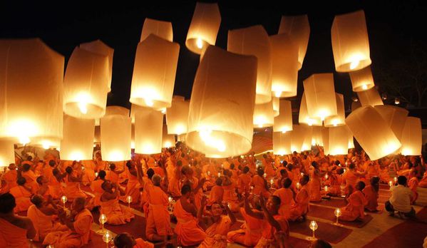 sem13janc-Z17-Des-moines-bouddhistes-lancent-des-lanternes-.jpg