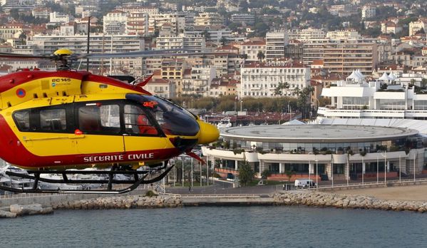 401894-helicoptere-securite-civile-francaise-survole