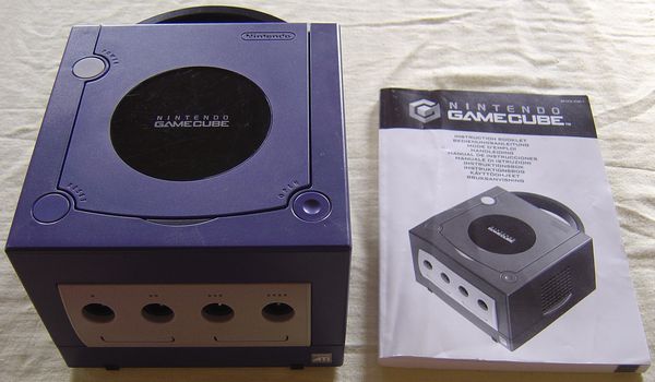 Nintendo---Game-cube---Console-violette-.JPG