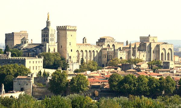 Avignon800px-Avignon, Palais des Papes depuis Tour Philippe