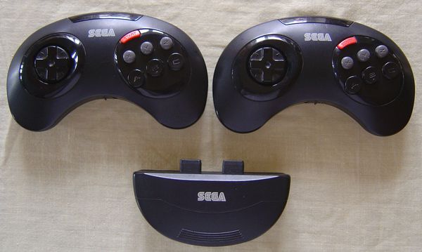 Sega---Megadrive---Manettes-sans-fil-.JPG