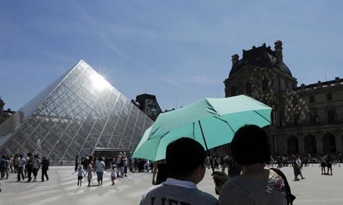 Pyramide de la cour du Louvre accès