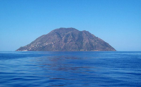 Isola_Alicudi_by_Figiu.jpg