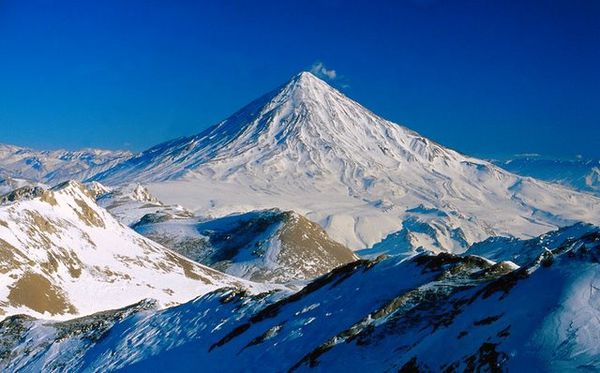 Damavand-Peak-by-Hamid-Yaghoubi.jpg