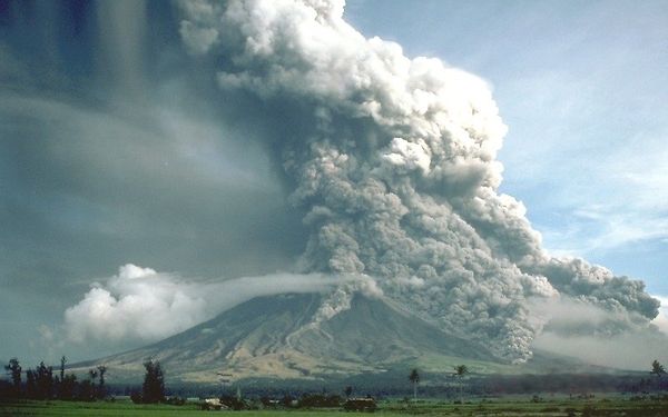 Pyroclastic flows at Mayon Volcano 09.1984 USGS