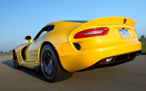 2013-SRT-Viper-Coupe-yellow-rear-view-at-speed