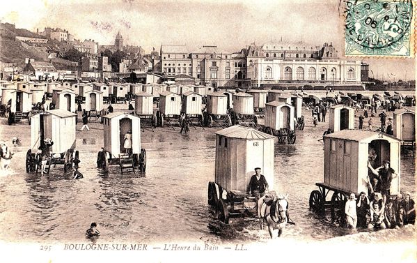 Les cabines de bains de Boulogne tractées par des chevaux