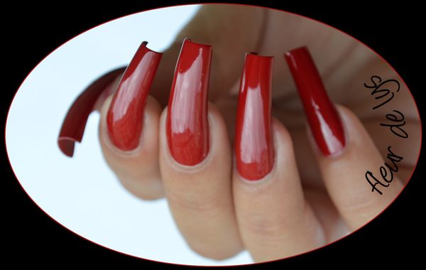 Vernis rouge ongles longs