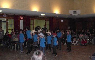 20110115 ASNIERES école chants danses 1053 country