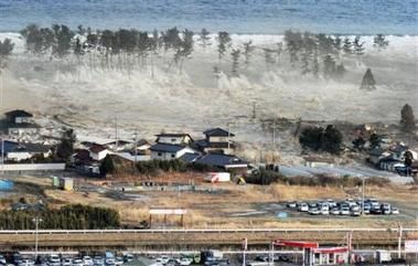 japon tsunami waves-of-tsunami-hit-residences- AP