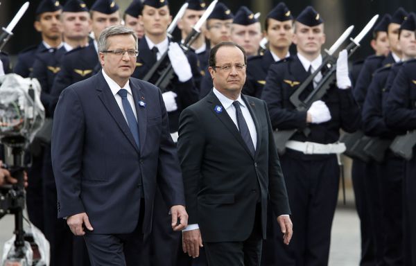 Francois-Hollande-Bronislaw-Komorowski-ceremonie-8-copie-1.jpg