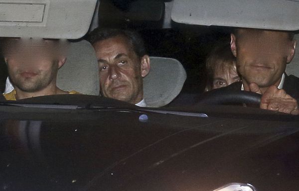 Nicolas-Sarkozy-sortie-de-garde-a-vue.jpg