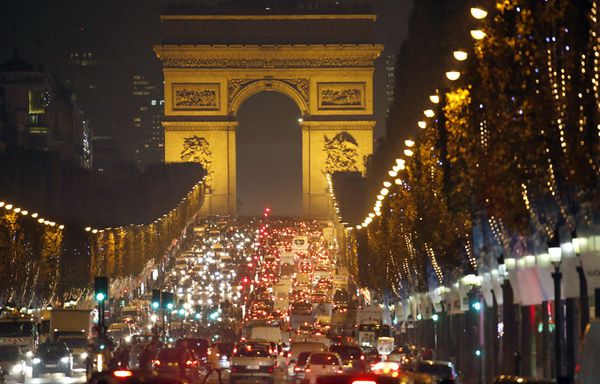 sem14deci-Z15-Champs-Elysees-Paris-fete-31-decembre-2014.jpg