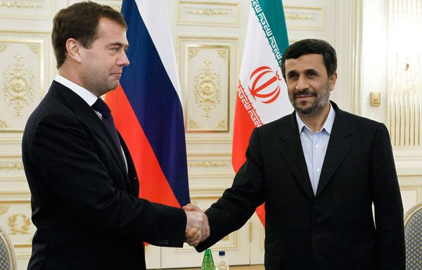 sem93-Z22-Mahmoud-Ahmadinejad-Dmitri-Medvedev.jpg